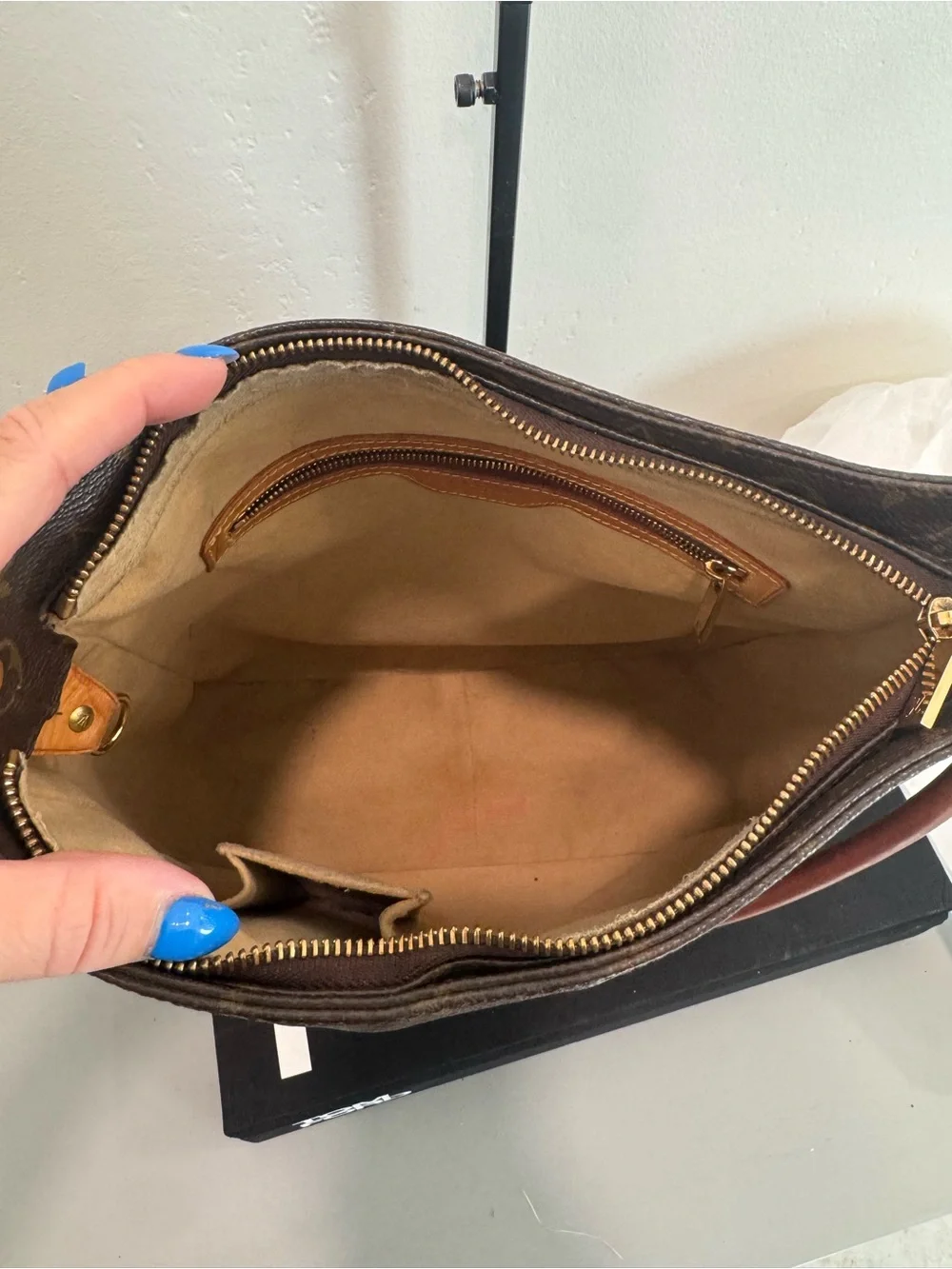 Louis Vuitton Monogram looping Shoulder Bag
